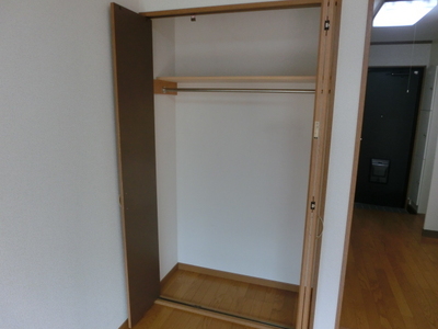 Receipt. Easy-to-use closet equipped