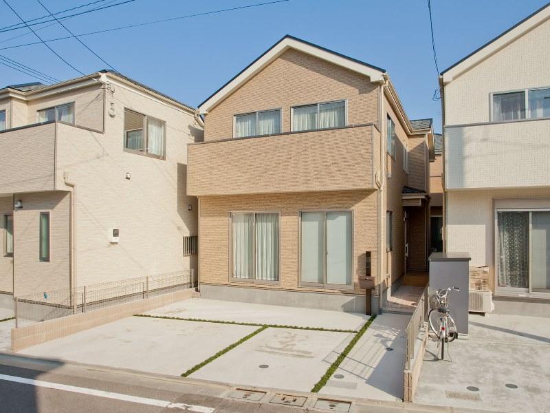 Local appearance photo. Local (September 2013) Shooting, R Building Spacious and car space, Also it puts a lot of bicycle.