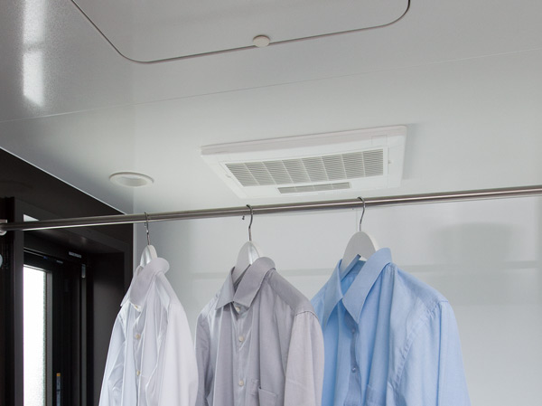 Bathing-wash room.  [Bathroom ventilation dryer] Laundry is Jose in the bathroom ventilation dryer even on rainy days.