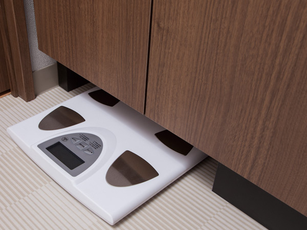 Bathing-wash room.  [ãƒ~ãƒ «ã,¹ãƒ¡ ] Adopt a health meter storage space on the vanity of the feet.