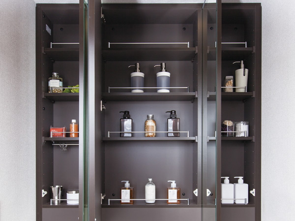 Bathing-wash room.  [Kagamiura storage with triple mirror] Happy in the morning of the dressing, Adopt a large three-sided mirror. The interior can be used as a movable shelf storage.