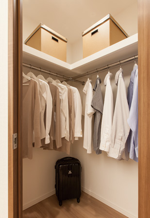 Receipt.  [Set up a walk-in closet in all houses] Clothes, of course, It has adopted a large walk-in closet that can be a big luggage easy storage of suitcases and golf bags to all households.