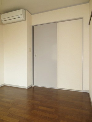 Living and room. 2010 year made air conditioning