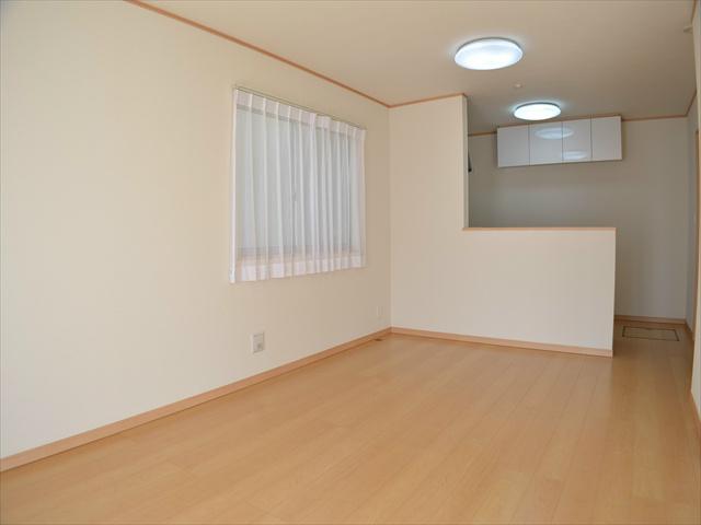 Living. Dishes while watching the state of the living