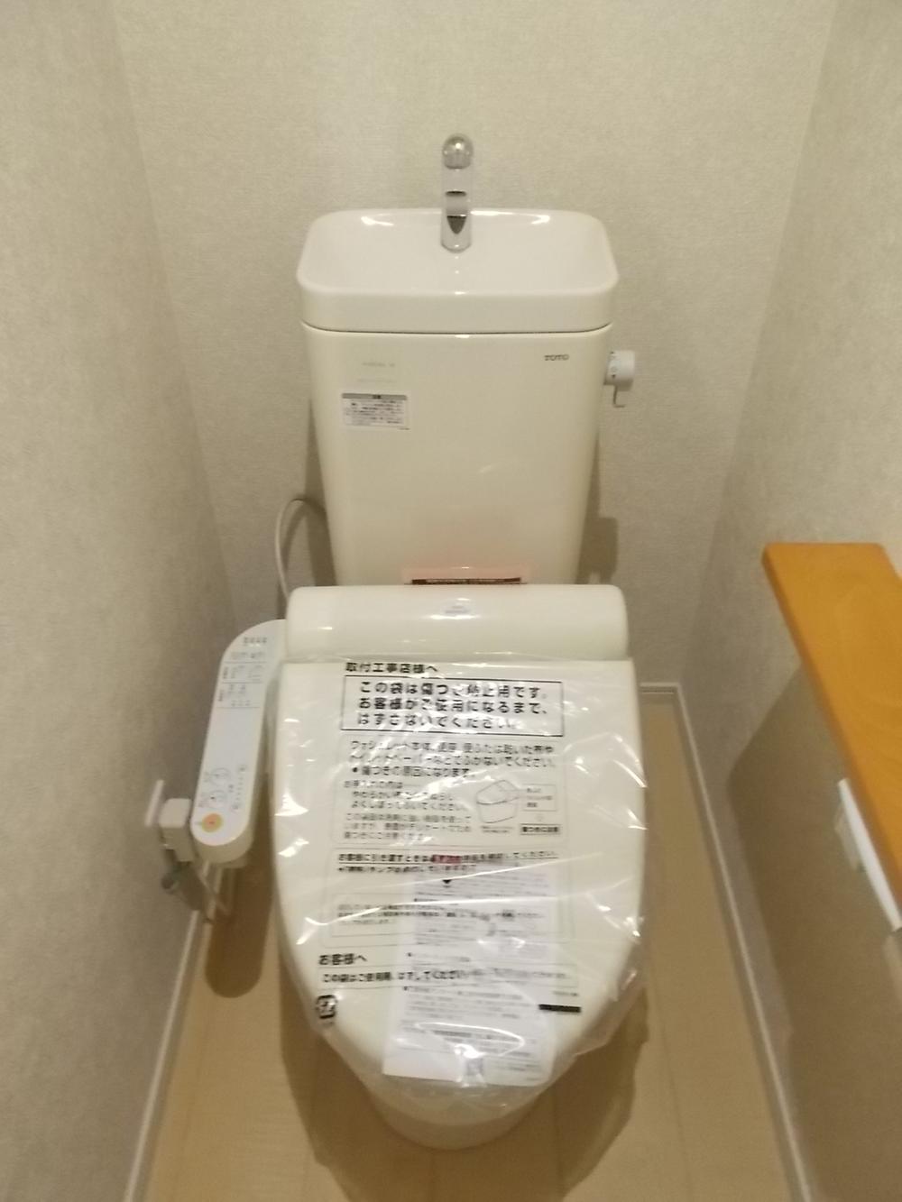 Toilet. The first floor the second floor of the toilet, of course with washlet