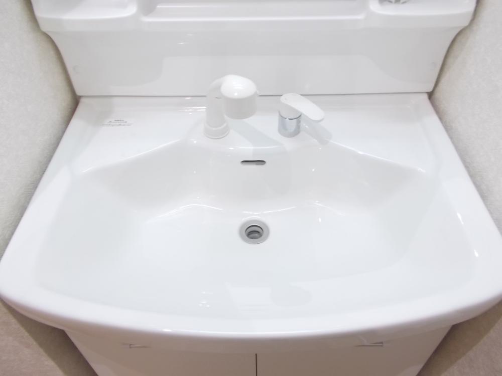 Wash basin, toilet. It is also a perfect morning dressed in a spacious shampoo dresser