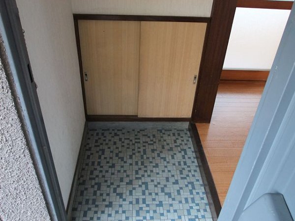 Entrance. With shoes BOX