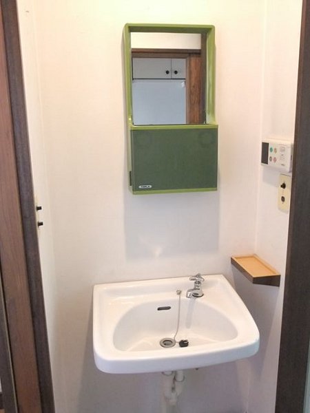 Washroom. Independent wash basin