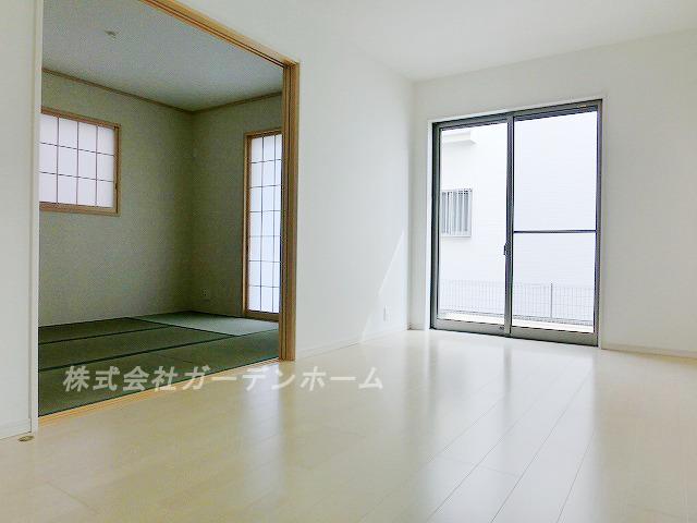 Model house photo.  ■ With loft, With floor heating, Seismic grade tertiary acquisition. Day boasts of warm house. Also it has a popular bathroom ventilation dryer ■