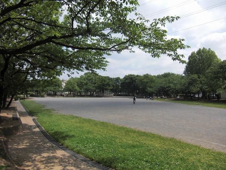 park. To 400m full Hashirimawareru Square until Yazaike park, There is also a playground equipment play a small child. Bloom cherry blossoms in spring, It seems to enjoy exploring the four seasons. 