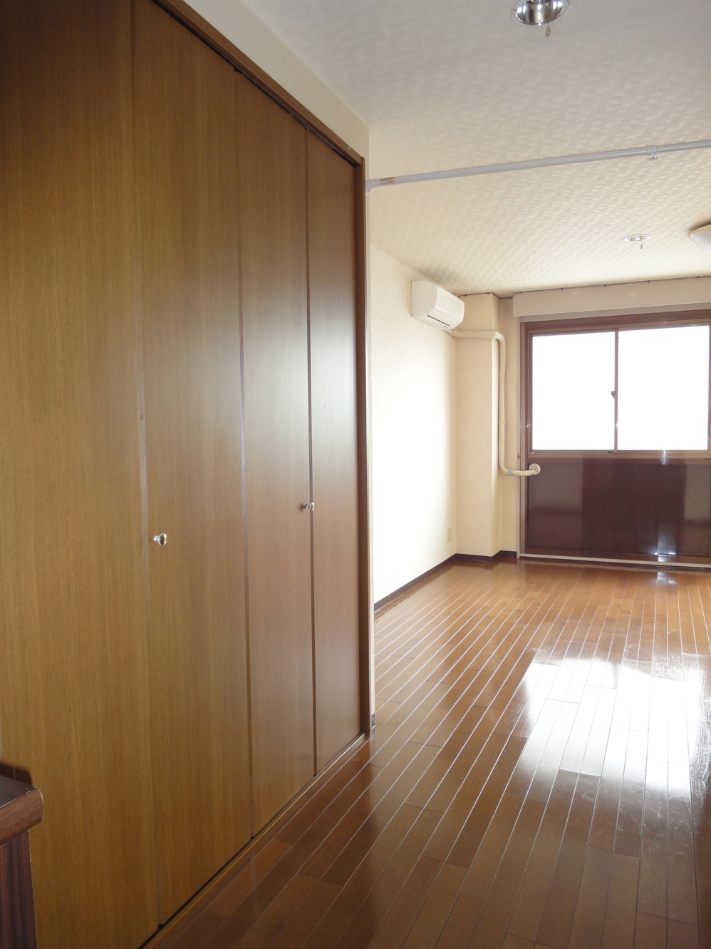 Receipt. Entrance immediately is the closet.