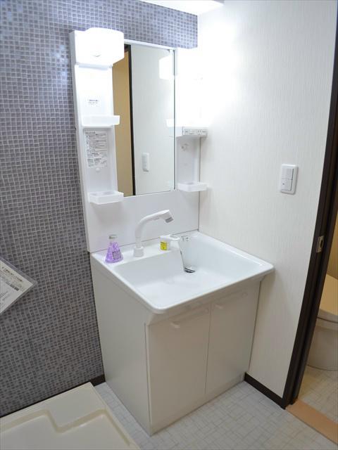 Wash basin, toilet. Ease also taken out in the storage pockets