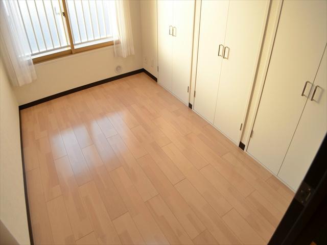 Non-living room. With a bay window Western-style
