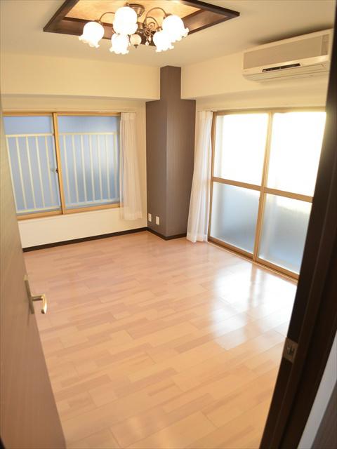 Non-living room. The main bedroom. Taking two planes lighting