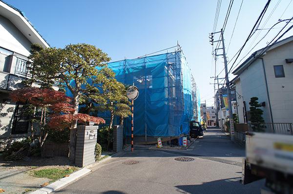 Local photos, including front road. (1 Building)