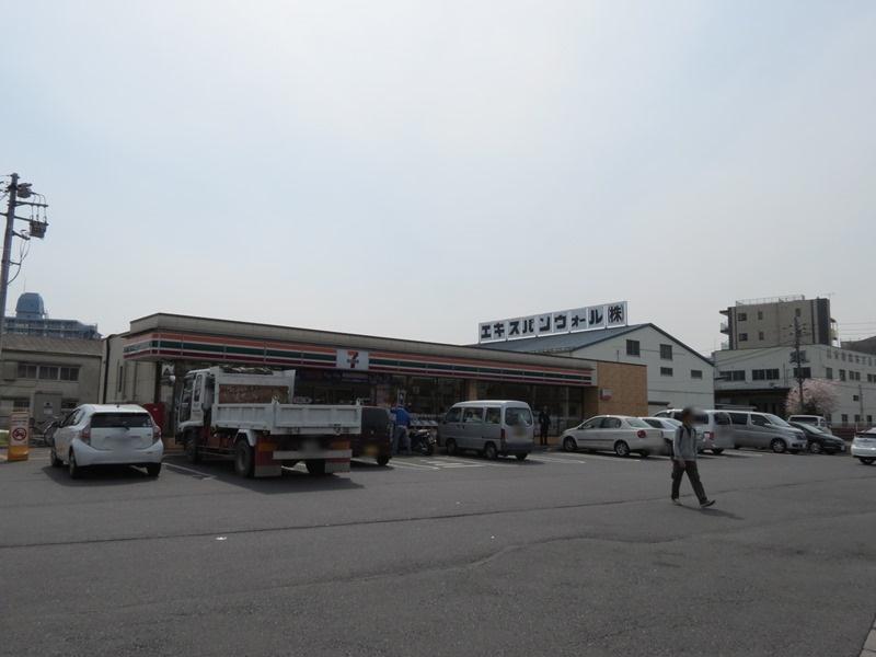 Convenience store. 140m to Seven-Eleven