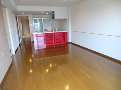 Living and room. Spacious 16.7 Joyuka heating with a living