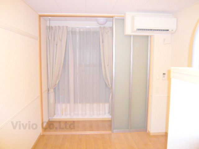 Living and room. Room with S Court