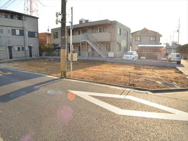 Local appearance photo. Corner lot of 5.1m × 4.1m