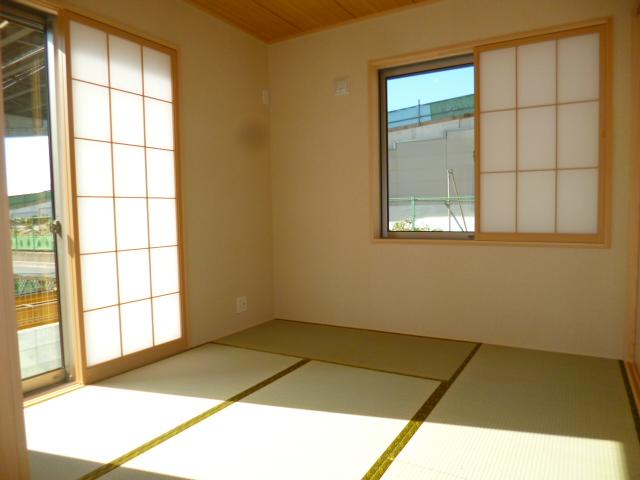 Non-living room. Japanese-style room adjacent to the living room