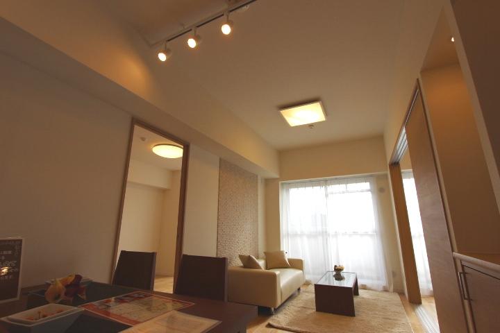 Living. Warm living ・ With furniture that decorate the dining, We sell. Spotlight fashionable directing.