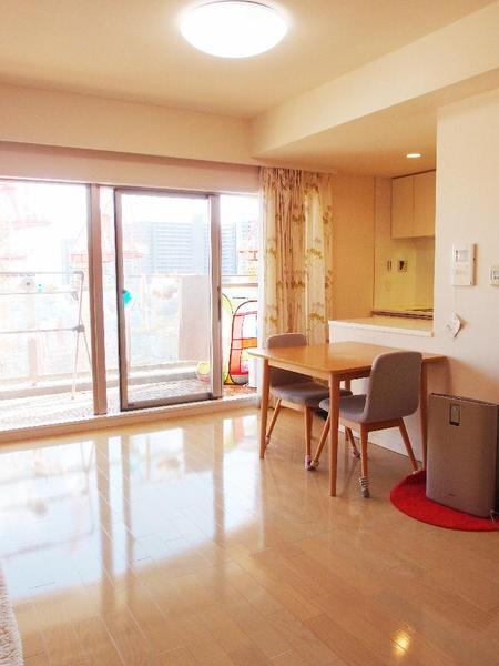 Living. Facing balcony, Good is per yang