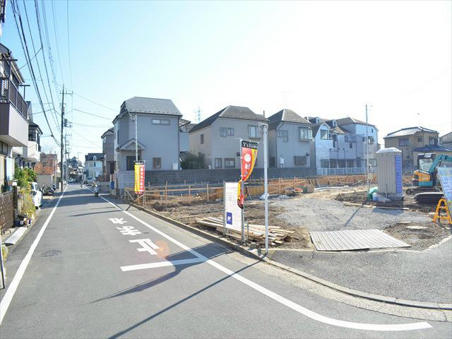 Local photos, including front road. 2 minute walk to the park