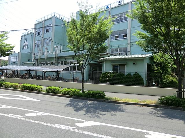 Junior high school. 960m until the flower garden junior high school