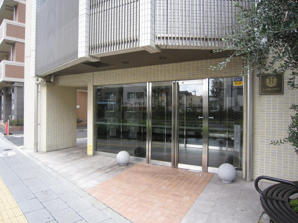 Entrance. Common areas
