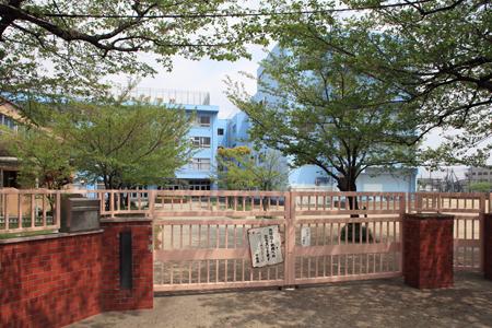 Junior high school. 590m to Adachi Ward Kurishima Junior High School