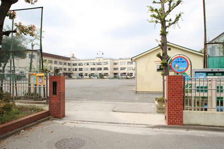 Primary school. 658m to Adachi Ward Kurishima Elementary School