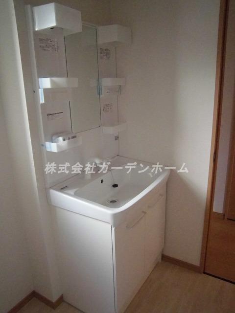 Wash basin, toilet. Local (09 May 2013) Shooting