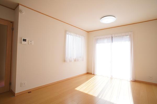 Living. Plenty of sunshine from large windows shine in 2013 / 11 / 5 shooting