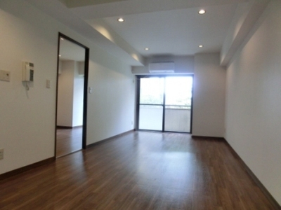 Living and room. Bright floor is pleasant spacious LDK! 