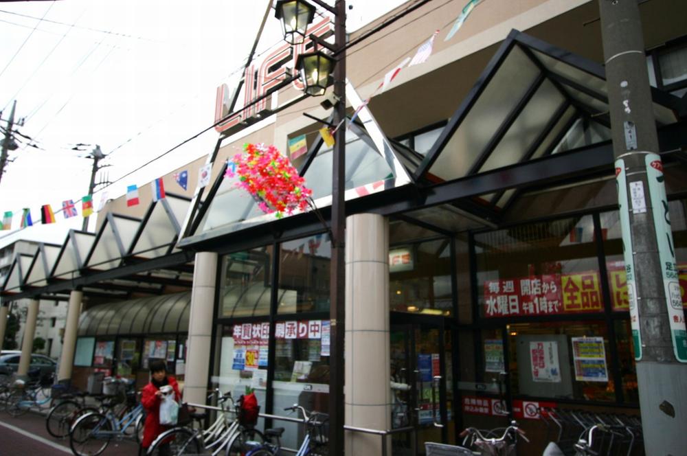 Supermarket. Until Life Toneri shop 850m  [Hours 10:00 ~ 21:00 (Sunday 9 am opening)]  First floor and the store was divided into two floor, A fresh, Wide assortment attractive. O'clock at night the second floor 8. 