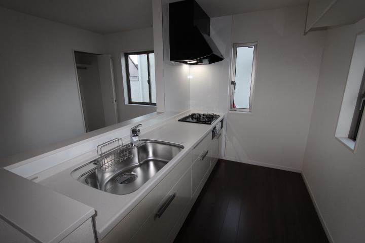 Kitchen. Fun every day of the dishes in the kitchen (2013 November shooting)