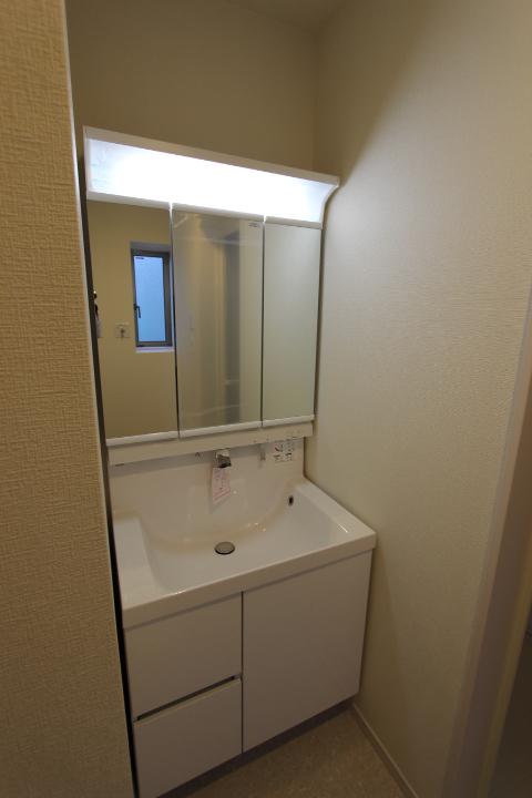 Wash basin, toilet. Bright housed plenty of vanity (2013 November shooting)