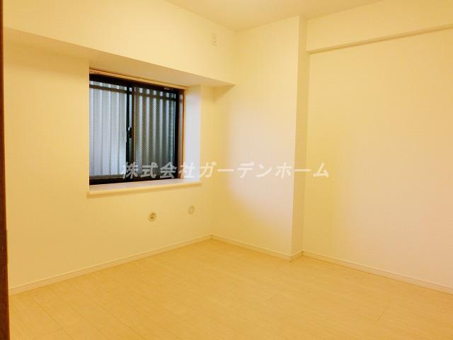 Non-living room. wall ・ floor ・ Already ceiling renovation