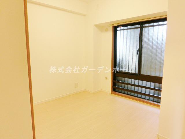 Non-living room. wall ・ floor ・ Already ceiling renovation