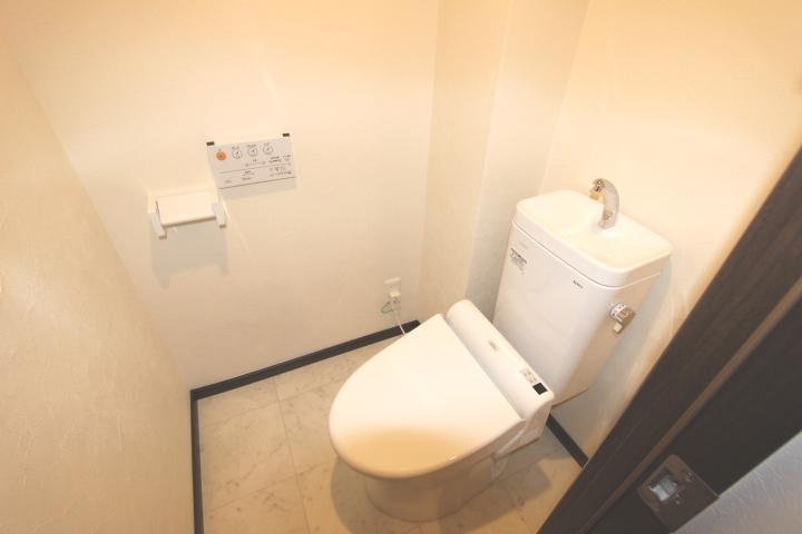 Toilet. Shower function with toilet. With all the water around is already the new exchange, Cleanliness