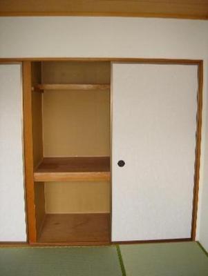 Living and room. Facing south ・ Japanese-style room 6 quires