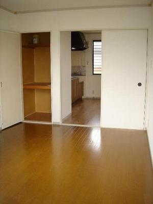 Living and room. Facing south ・ Western-style 6 Pledge