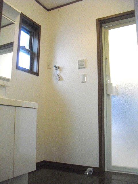 Wash basin, toilet. Wash dressing room