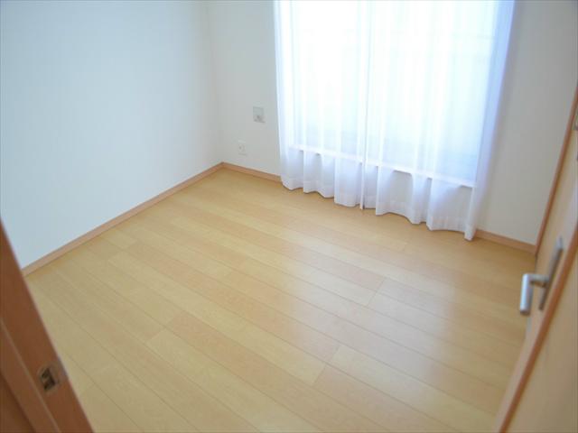 Non-living room. Friendly color of flooring