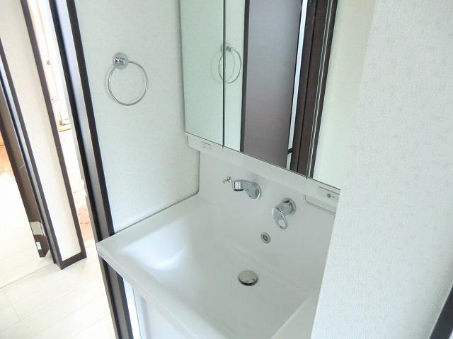 Wash basin, toilet. 5 Building washroom. Happy three-sided mirror type. You can check the back hair ^^ v