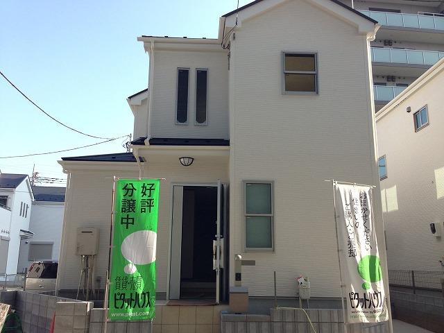 Local appearance photo. Local (11 May 2013) shooting 5 Building stylish entrance door. To keynote a monotone with a calm. 