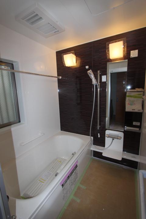 Bathroom. Spacious disentangle bathroom tired of the day. We established the bathtub of spread.  2013 November shooting)