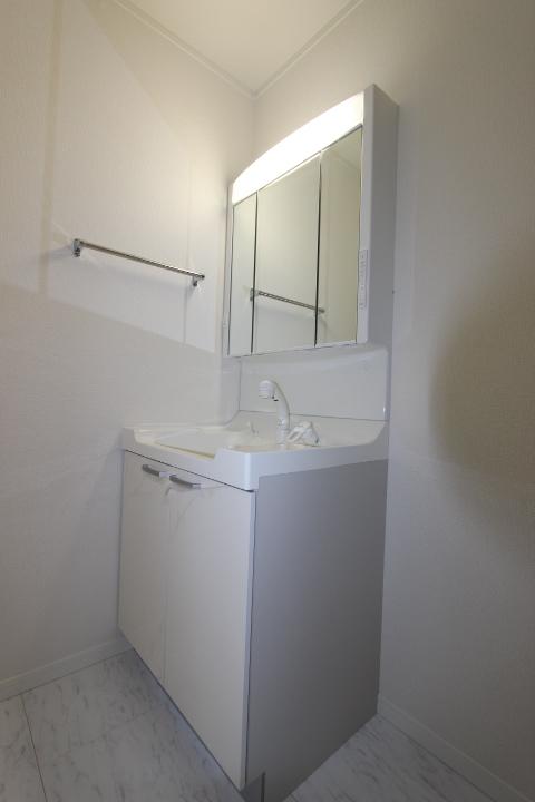 Wash basin, toilet. A clean white-collar. The adoption convenient three-sided mirror type in, such as shaving makeup and beard. Storage of Kagamiura has become a convenient cabinet shelves to store small items.  (2013 November shooting)