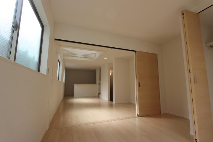 Living. A wider space when open the back of the room. Onto a balcony, Also ensure lighting.  (2013 November shooting)