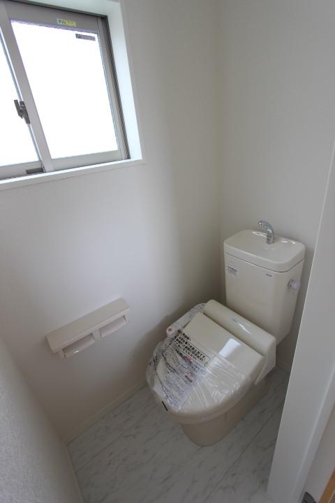 Toilet. Shower function with toilet 2 places. Note also the ventilation so that even with the window.  (2013 November shooting)